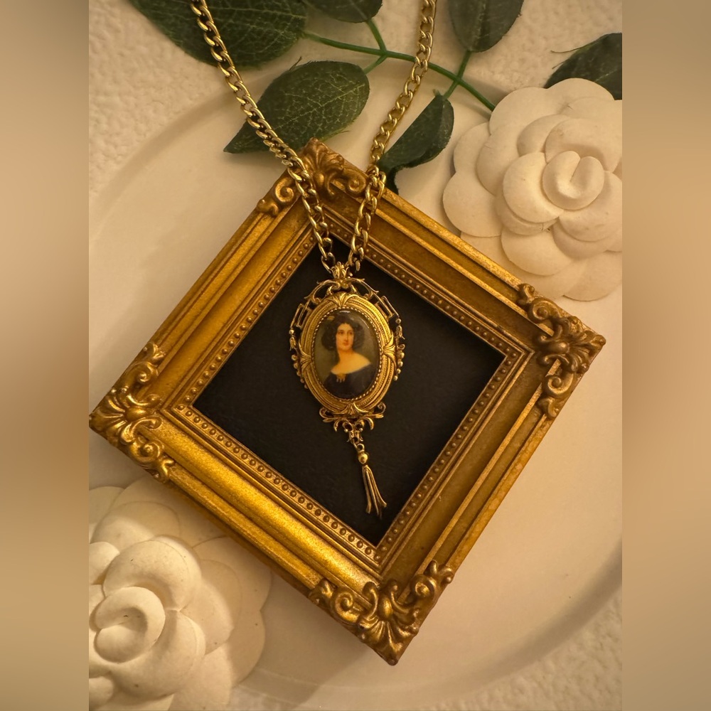 Vintage ART Cameo Pendant/Brooch Necklace